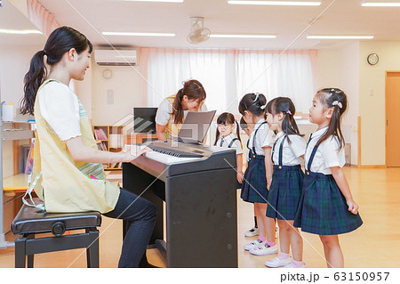 こども園・幼稚園・保育園で楽しく歌を歌う子ども 63150957