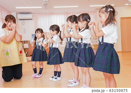 こども園・幼稚園・保育園で楽しく歌を歌う子ども こども園・幼稚園・保育園で楽しく歌を歌う子ども 63150975