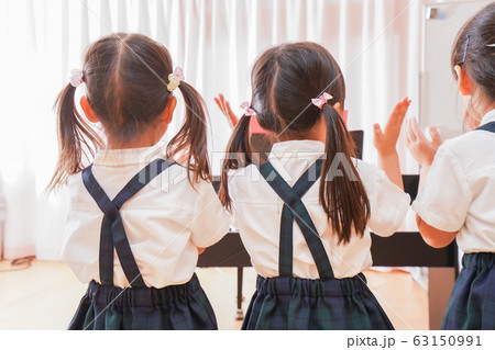 こども園・幼稚園・保育園で楽しく歌を歌う子ども こども園・幼稚園・保育園で楽しく歌を歌う子ども 63150991