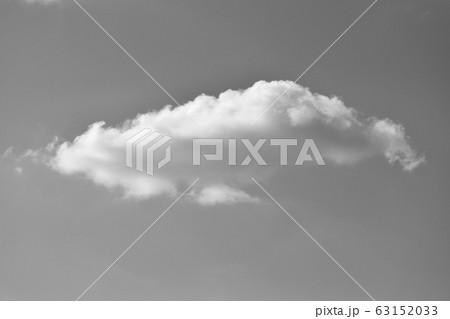 大空と千切れ雲　浮雲と涌き雲　流れる白い雲 63152033