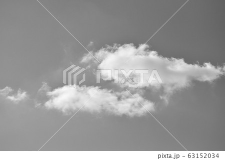 大空と千切れ雲　浮雲と涌き雲　流れる白い雲 63152034