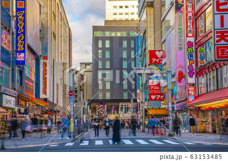 日本の東京都市景観　新型コロナ。東京・秋葉原の人混み＝瀬戸際見解から2週間目の3月9日 63153485