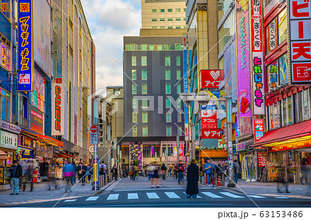 日本の東京都市景観 新型コロナ。東京・秋葉原の人混み=瀬戸際見解から2週間目の3月9日 日本の東京都市景観 新型コロナ。東京・秋葉原の人混み=瀬戸際見解から2週間目の3月9日 63153486