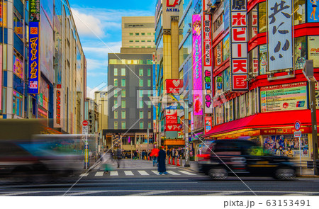 日本の東京都市景観 新型コロナ。東京・秋葉原の人混み=瀬戸際見解から2週間目の3月9日 日本の東京都市景観 新型コロナ。東京・秋葉原の人混み=瀬戸際見解から2週間目の3月9日 63153491