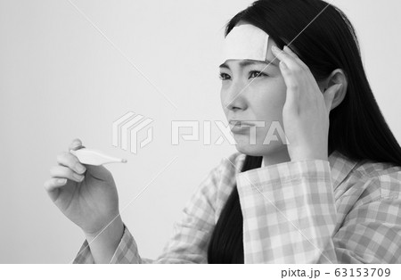 体調の悪い女性イメージ 63153709