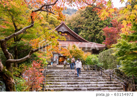 三重県　いなべ　紅葉の名所　聖宝寺の本堂　石段 63154972