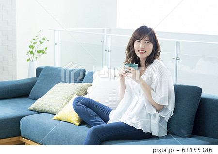 若い女性・お茶を飲む 63155086