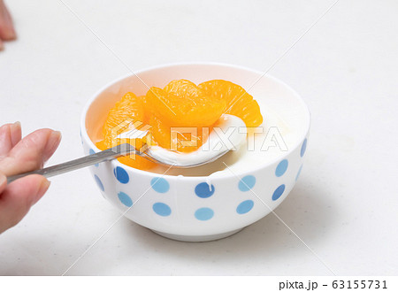 みかん 缶詰みかん ヨーグルト 朝食 ダイエット 女性の写真素材