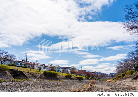 川原の風景　春　干上がった川 63156106