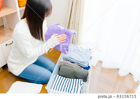 衣替えする女性　出す　しまう 63156715