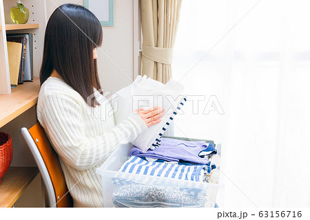 洋服を出す、しまう女性　春物 夏物　衣替え 63156716