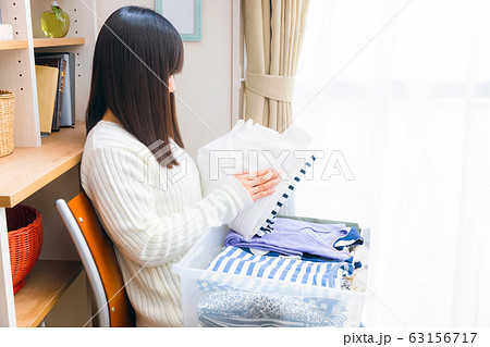洋服を出す、しまう女性　春物 夏物　衣替え 63156717