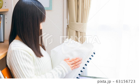 洋服を出す、しまう女性　春物 夏物　衣替え　16:9 63156723