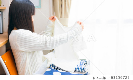 洋服を出す、しまう女性 春物 夏物 衣替え 16:9 洋服を出す、しまう女性 春物 夏物 衣替え 16:9 63156725