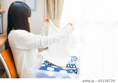 洋服を出す、しまう女性 春物 夏物 衣替え 洋服を出す、しまう女性 春物 夏物 衣替え 63156726