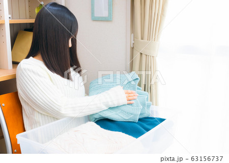 洋服を出す、しまう女性　秋冬　衣替え 63156737