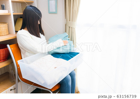 洋服を出す、しまう女性　秋冬　衣替え 63156739