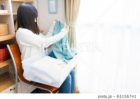 洋服を出す、しまう女性 秋冬 衣替え 洋服を出す、しまう女性 秋冬 衣替え 63156741