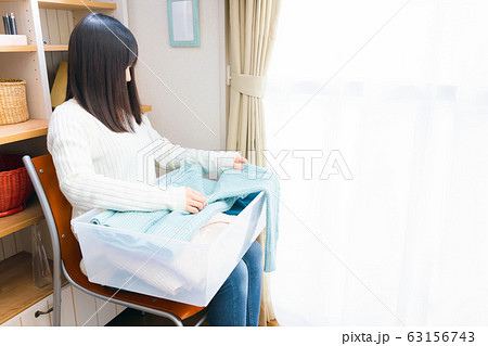 洋服を出す、しまう女性 秋冬 衣替え 洋服を出す、しまう女性 秋冬 衣替え 63156743