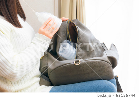 使い捨て哺乳瓶を準備する女性 使い捨て哺乳瓶を準備する女性 63156744