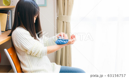 氷のうで手首を冷やす女性 16:9 氷のうで手首を冷やす女性 16:9 63156757