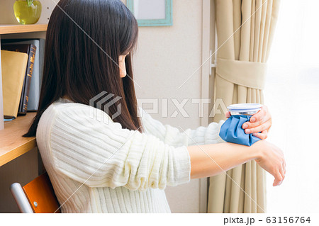 氷のうで手首を冷やす女性 氷のうで手首を冷やす女性 63156764