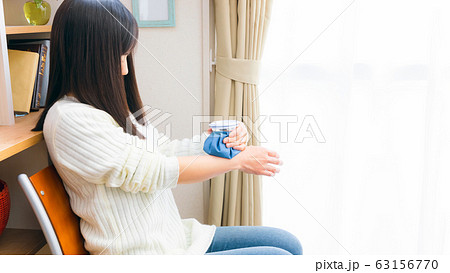 氷のうで手首を冷やす女性 16:9 氷のうで手首を冷やす女性 16:9 63156770