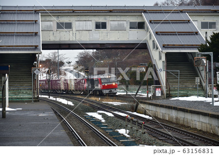 早春の北海道豊浦町JR豊浦駅を通過する貨物列車の風景を撮影 63156831