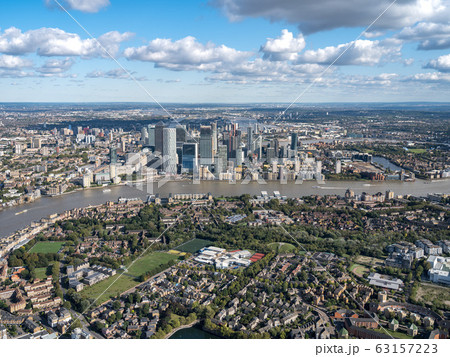 テムズ川とロンドン再開発カナリー ワーフの写真素材