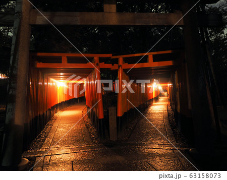 夜の伏見稲荷神社、2列に並ぶ千本鳥居 夜の伏見稲荷神社、2列に並ぶ千本鳥居 63158073