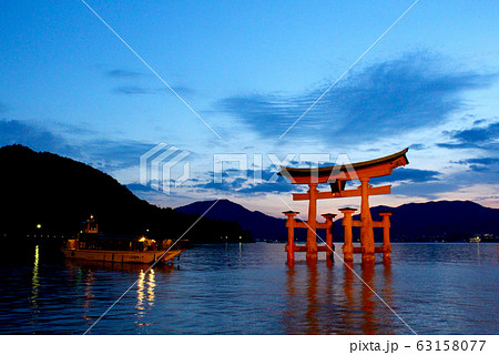 【広島】宮島　厳島神社　船と大鳥居ライトアップ（修理工事前） 63158077
