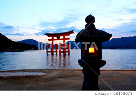 【広島】宮島　厳島神社　石灯篭と大鳥居ライトアップ（修理工事前） 63158078