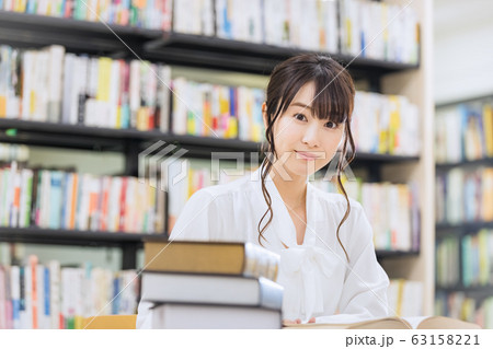 女性　読書　勉強 63158221