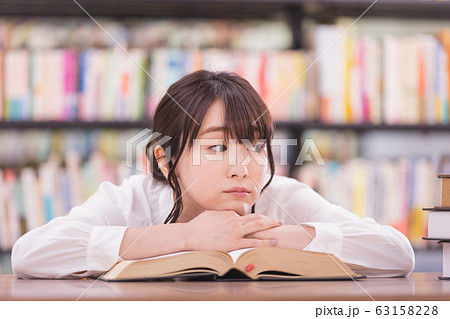 若い女性　うつ伏せ　考え事 63158228