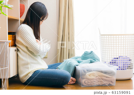 家事の途中でうたた寝する女性 眠りつわり 睡眠不足 睡眠障害 ナルコレプシーやマイクロスリープ 63159091