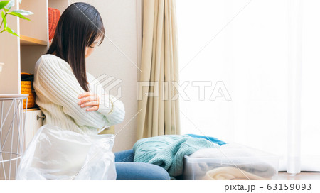 家事の途中でうたた寝する女性 16:9 63159093
