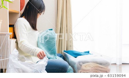 服を捨てる女性 断捨離 リサイクル 衣替え　16:9 63159094