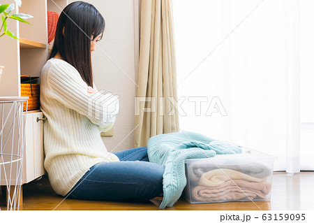 洋服を出す、しまう女性 秋冬 衣替え 洋服を出す、しまう女性 秋冬 衣替え 63159095