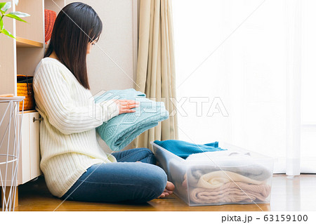 衣替えする女性　出す　しまう 63159100