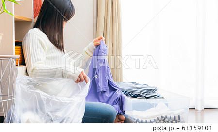 服を捨てる女性 断捨離 リサイクル 衣替え　16:9 63159101