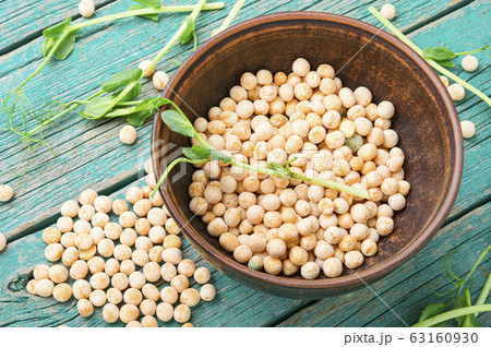 Dry pea and pea sprouts Dry pea and pea sprouts 63160930