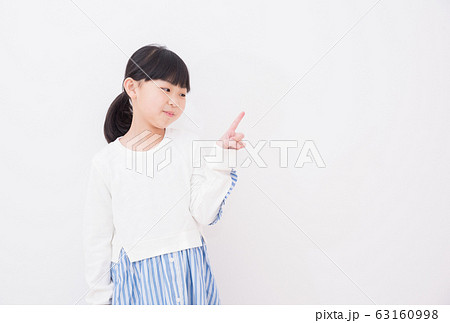 お勧めポーズをする小学生の女の子 63160998