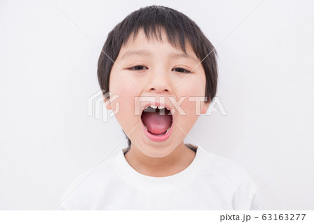 口を大きく開ける子供 63163277