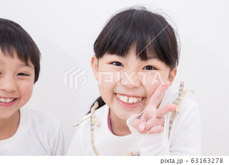 笑顔が可愛い小学生の男の子と女の子の写真素材