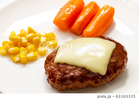 チーズハンバーグ･コーンとにんじんグラッセ添え。 63163335