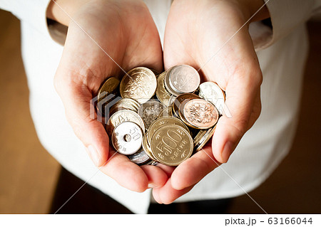 硬貨を持つ女性の手元 63166044