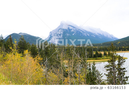 秋のカナディアンロッキー　曇りの日のランドル山とバーミリオン湖（バンフ国立公園　カナダ・アルバータ） 63166153