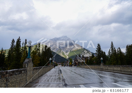 秋のカナディアンロッキー 雨の晴れ間のバンフの街並みとカスケード山(カナダ・アルバータ州) 秋のカナディアンロッキー 雨の晴れ間のバンフの街並みとカスケード山(カナダ・アルバータ州) 63166177