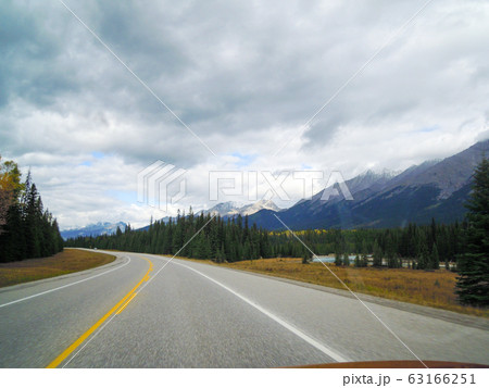秋のカナディアンロッキー　 クートニー・バレーを行くクートニー・ハイウェイ（クートニー国立公園） 63166251