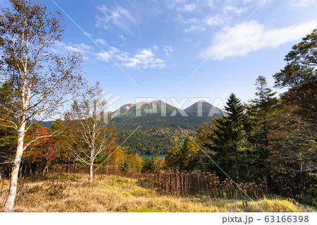 日本・北海道東部の国立公園、オンネトーと山 63166398